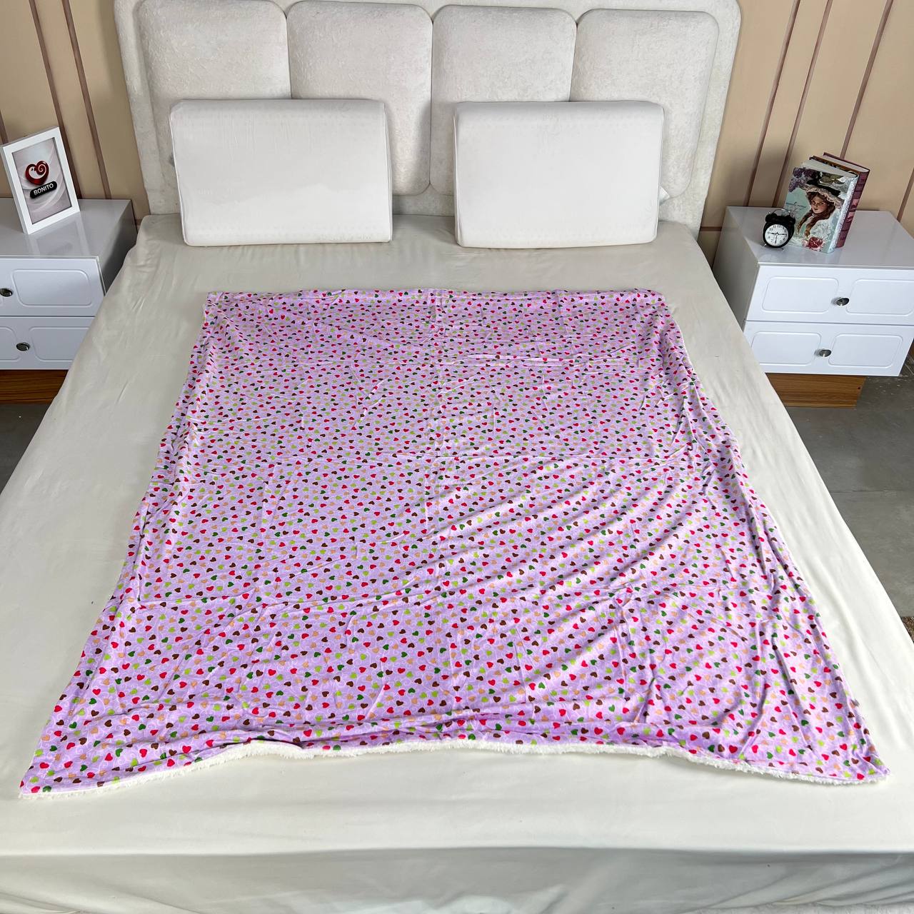 پتو کودک مخمل پشت سفید طرح (قلبی زمینه یاسی)