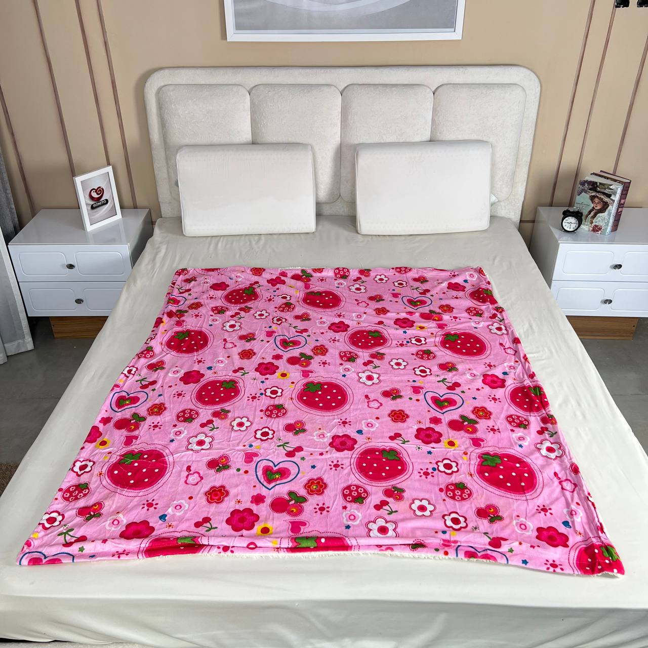 پتو کودک مخمل پشت سفید طرح (توت فرنگی)